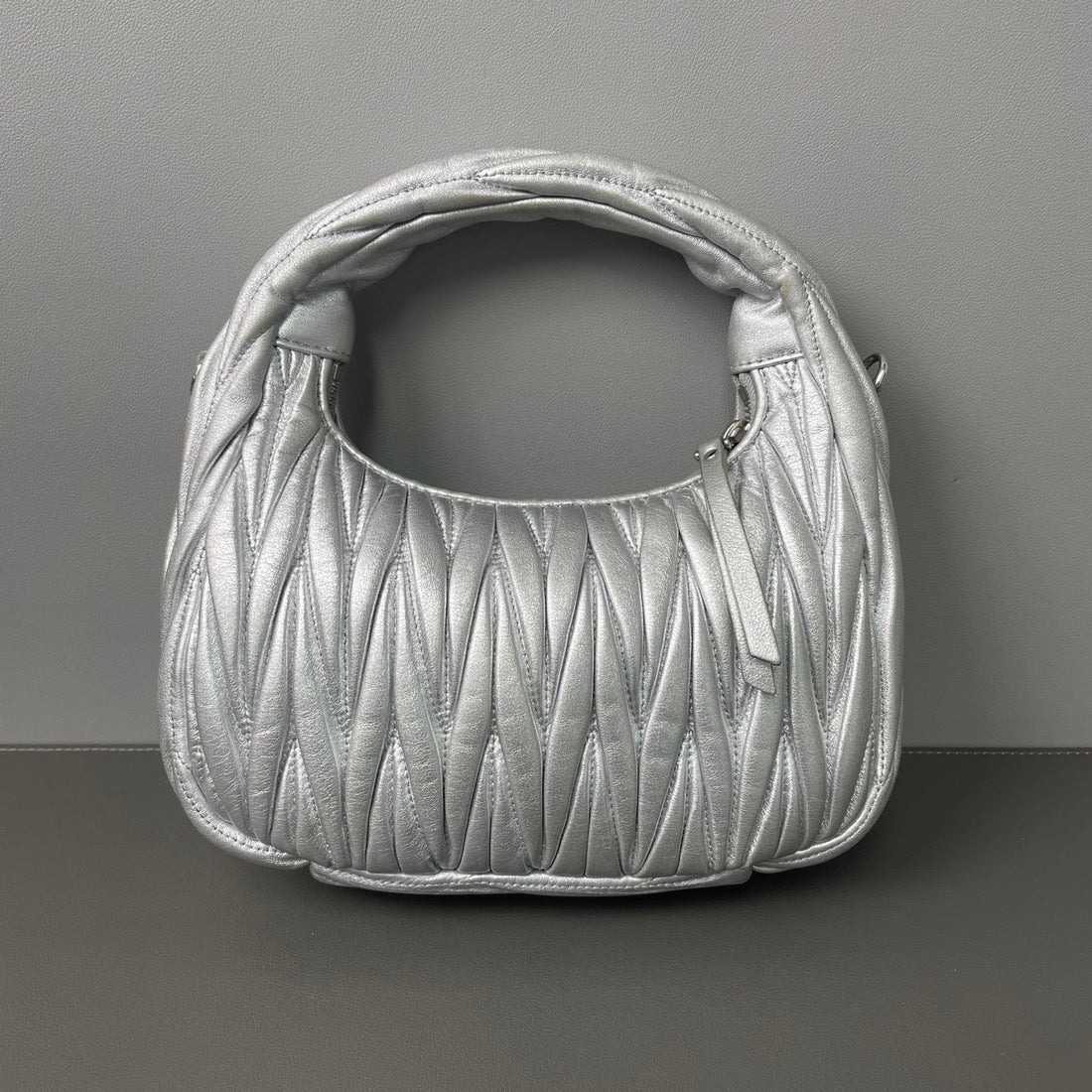 Miu Miu

Miu Wander Leather Handbag