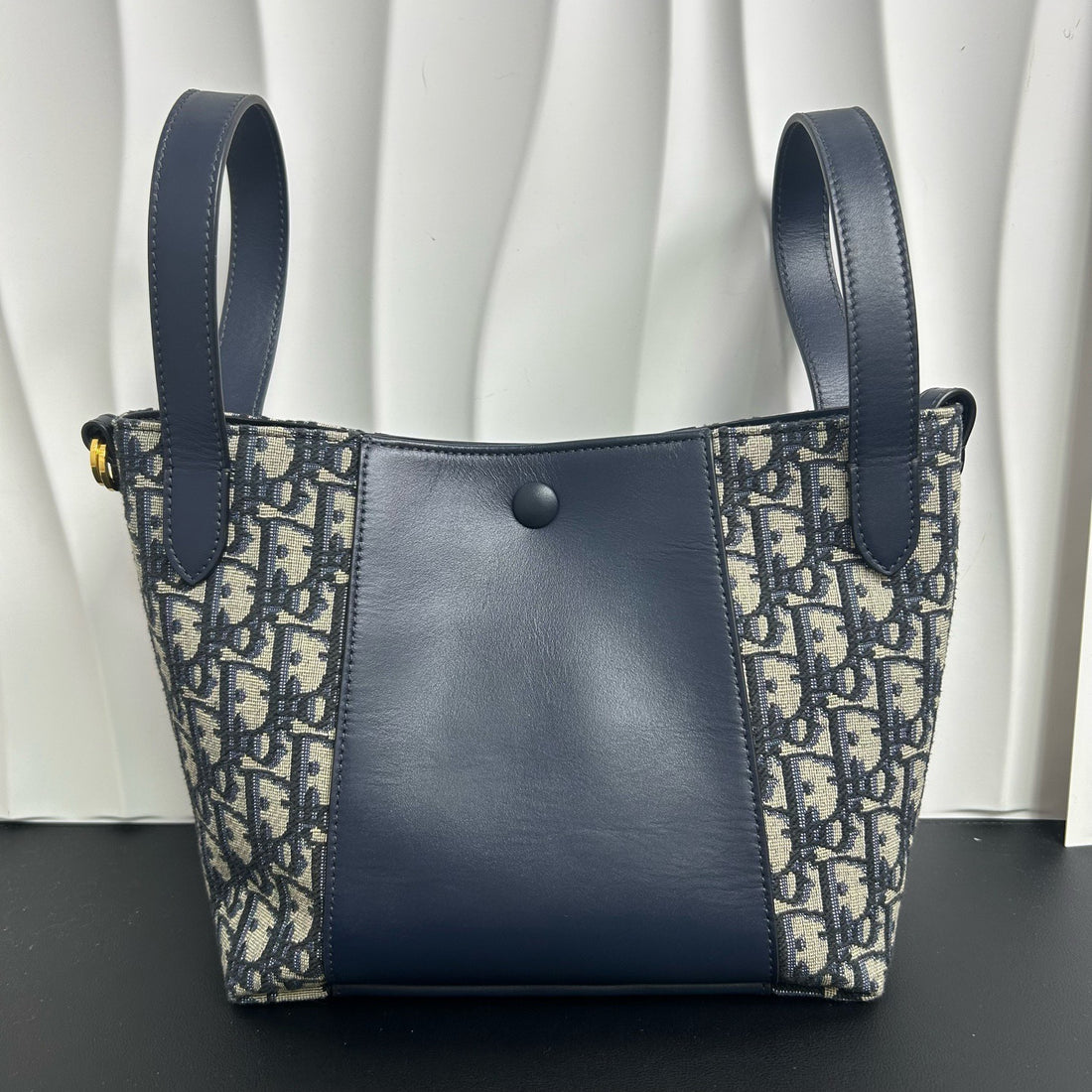 Christian Dior  Oblique medium classic bucket bag in calfskin, blue