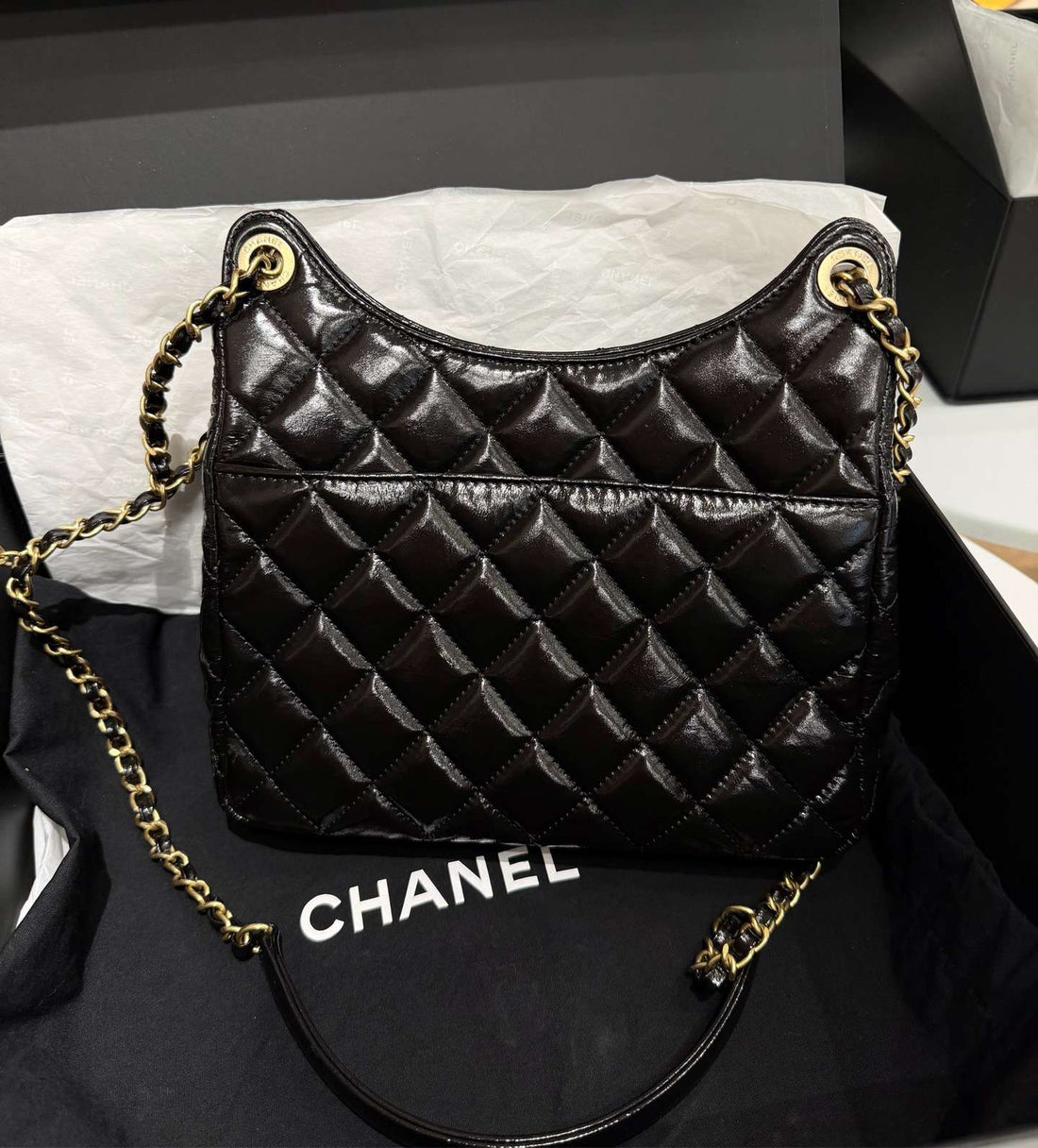 Matelasse Hobo 双链肩包，黑色皮革，金色五金配件