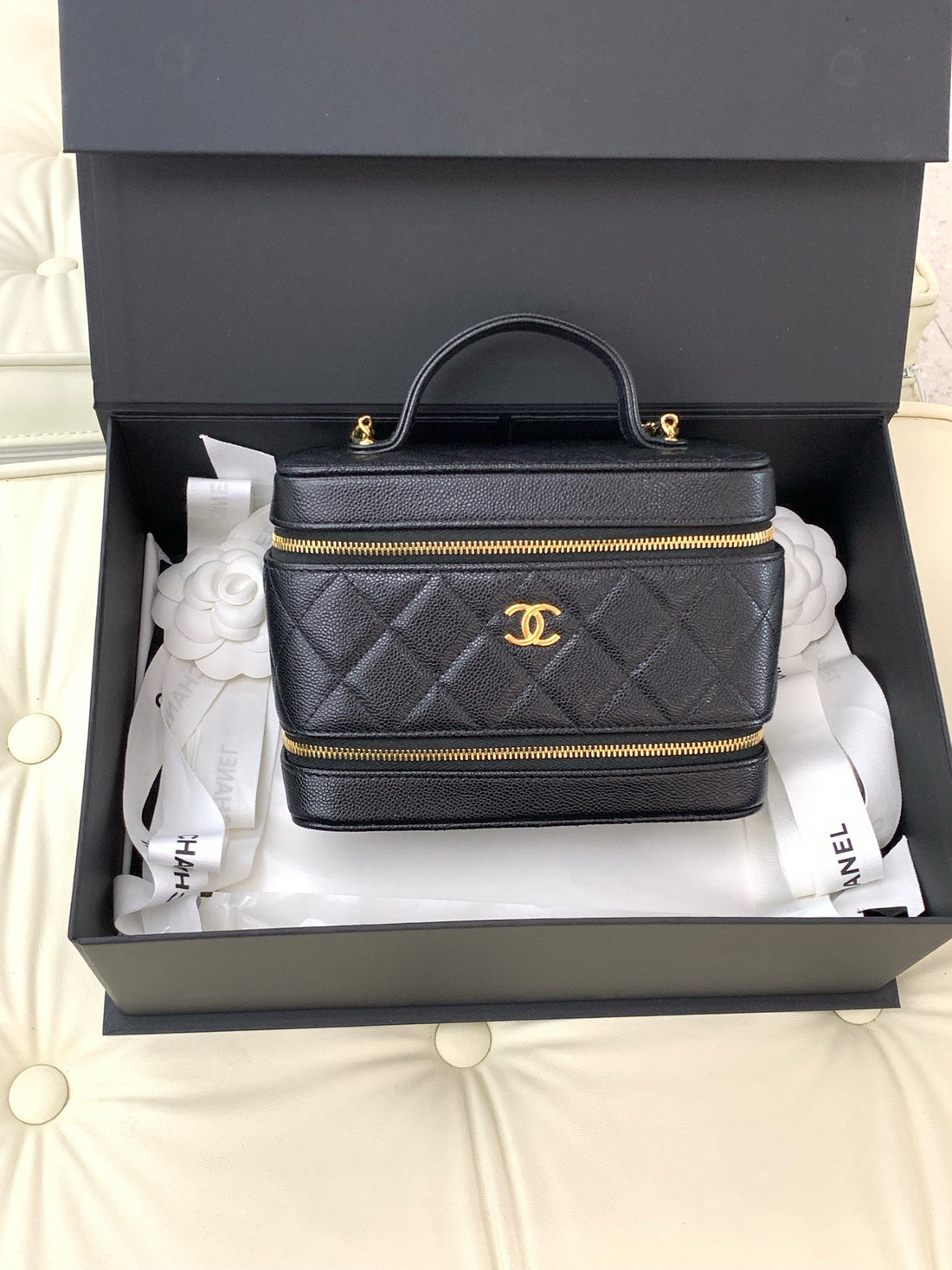 Chanel quilted vanity case with handle, made of grained calfskin, black.