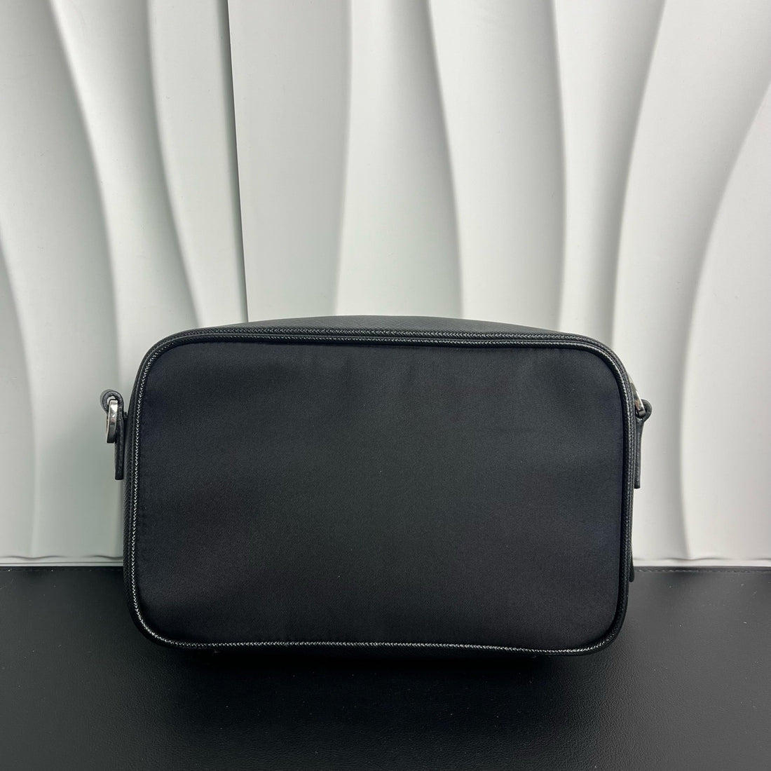 PRADA Brique 单肩包，尼龙 Saffiano 皮革，黑色