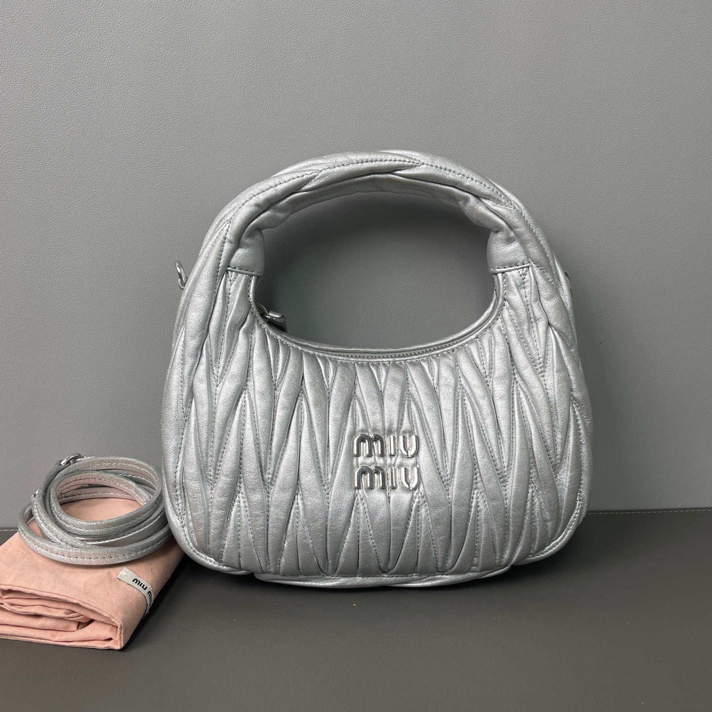 Miu Miu

Miu Wander Leather Handbag